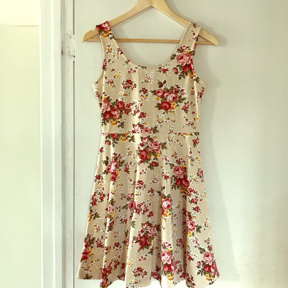 Dresses & Skirts - Floral midi dress in size small 🌹